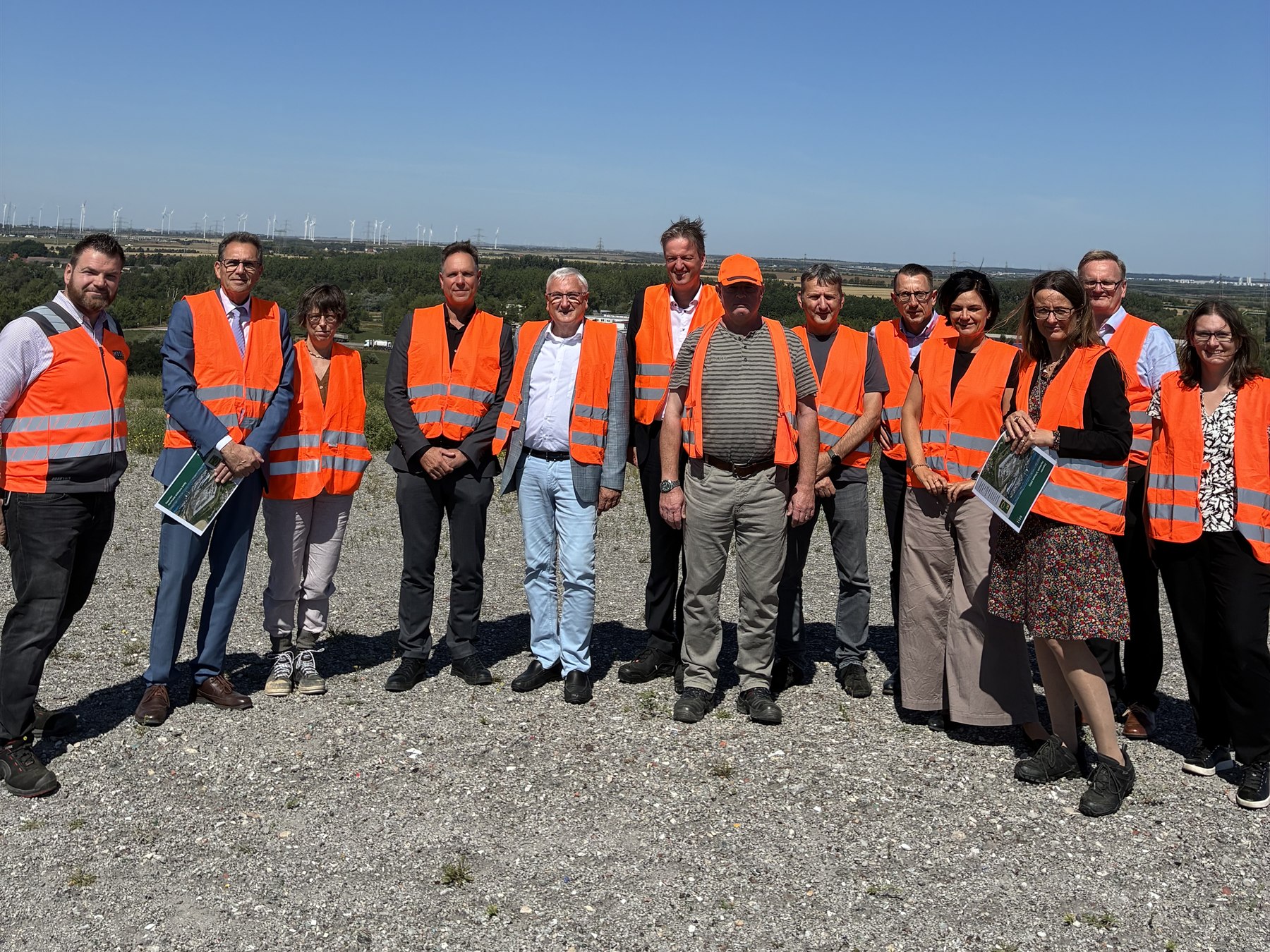 Minister Michael Richter und Staatssekretär Rüdiger Malter mit Vertreterinnen und Vertretern der MDSE auf der Hochhalde Schkopau